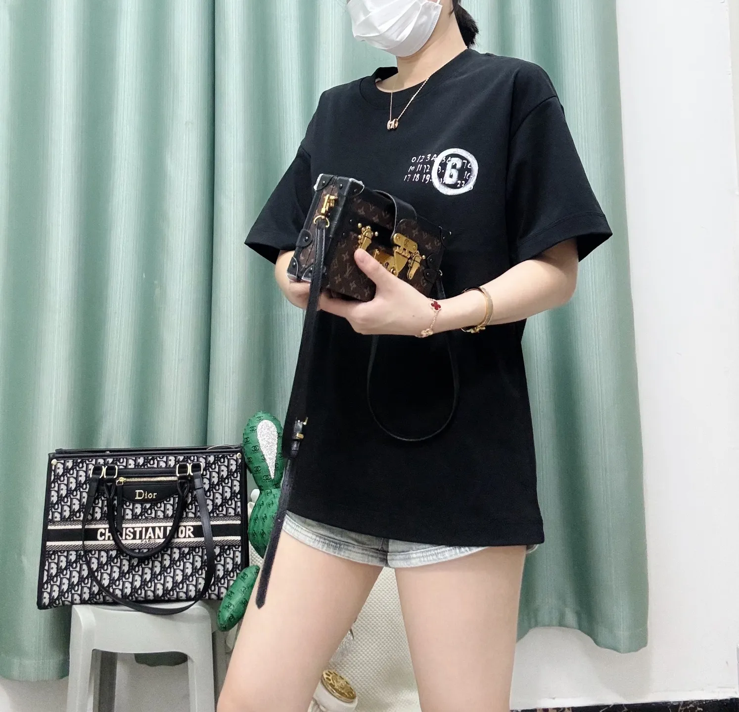 Black ， Same Style
